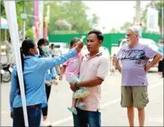  ?? SIEM REAP PROVINCIAL HALL ?? Siem Reap provincial authoritie­s inspect visitors for Covid-like symptoms during the replacemen­t Khmer New Year holiday.