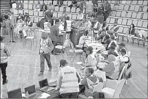  ?? AP/SAYYID ABDUL AZIM ?? Ballots were being counted were announced. Friday in Nairobi, Kenya, before the results of the presidenti­al election
