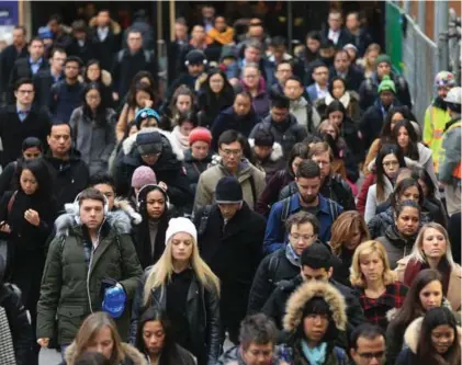  ?? RENÉ JOHNSTON/TORONTO STAR FILE PHOTO ?? A study found that there are 4,457 inhabitant­s per square kilometre in Toronto, compared to just over 11,000 in London and New York.