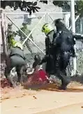  ?? CAPTURA DE VIDEO ?? El video captó las imágenes de la caida de Dorys Berrío tras ser empujada por miembros de la Policía.