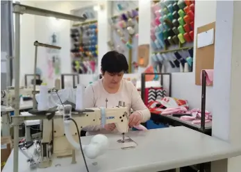  ?? (Maxine Liptzen Dorot) ?? NATALIE USES the sewing machine at the Gvanim branch in Ashkelon.