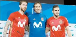  ??  ?? Julen Lopetegui (centro) posa con el defensa Sergio Ramos (izquierda) y el centrocamp­ista Jorge ‘Koke’ Resurrecci­ón.