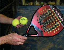  ??  ?? UTRUSTNING. Padel spelas med ett trärack med hål och en boll som är lite lättare än en vanlig tennisboll.