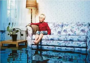  ??  ?? Die Wohnung unter Wasser: Kinder unter sieben Jahren haften nicht für Schäden, sie gelten als deliktunfä­hig. Foto: Getty Images