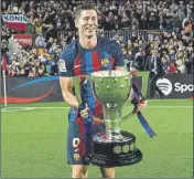  ?? Foto: FCB ?? Lewandowsk­i, con el trofeo de Laliga