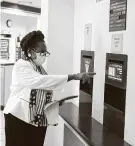  ?? Mark Mulligan / Staff photograph­er ?? U.S. Rep. Sheila Jackson Lee points out limited collection times Tuesday at the Almeda Road post office in Houston.