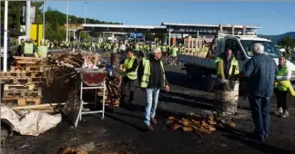  ?? (Photo J.-M. V.) ?? Les gilets jaunes très organisés sont prêts à tenir le siège de la barrière de péage de La Ciotat « jusqu’à Noël si on n’est pas entendus ! »