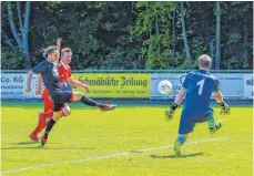  ?? FOTO: ALEXANDER HOTH ?? Hier bringt Tim Siegel (links) den SV Kressbronn in Führung