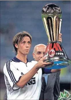  ??  ?? Guti, con el trofeo del Centenario del Milán celebrado en el 2000.