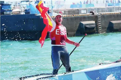  ?? EFE ?? Joan Cardona celebra su bronce con la bandera de España