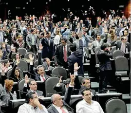  ??  ?? VOTACIÓN. PRI, Partido Verde, Nueva Alianza y algunos del PES avalaron ayer una consulta popular para preguntar qué se prefiere: Mando Mixto o Mando Único.