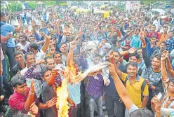  ?? DEEPAK GUPTA/HT PHOTO ?? ▪ Candidates staging protest in Lucknow after the paper leak on Sunday.