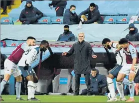  ?? FOTO: EFE ?? Mourinho observa una disputa