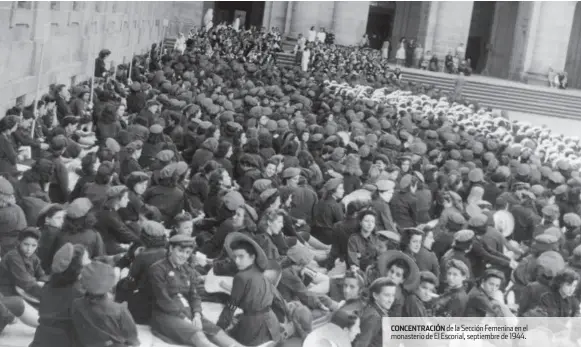  ??  ?? CONCENTRAC­IÓN de la Sección Femenina en el monasterio de El Escorial, septiembre de 1944.