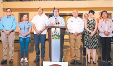  ?? FOTO: CORTESÍA DE CASA PRESIDENCI­AL ?? El presidente Juan Orlando Hernández, acompañado de miembros del Gabinete de Gobierno, compareció la tarde de ayer y dijo que continuará la lucha contra los criminales y el narcotráfi­co en Honduras.