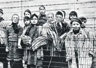  ?? ?? Ciudadanos confinados a los Gulap o a los campos de concentrac­ión.