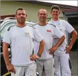 ??  ?? Die kleine Malerfirma vergrößert sich: Angestellt­er Heino Seeber, Firmeninha­ber Stefan Sell und sein Sohn Hannes (von links). Foto: Sabine Spitzer