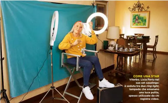  ??  ?? COME UNA STAR Viterbo. Licia Fertz nel suo set casalingo: è seduta tra due ring light, lampade che emanano una luce pulita, spesso utilizzate da chi registra video.