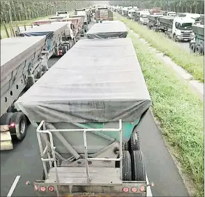  ?? (Pic: Timeslive) ?? Trucks on the N2 highway occupy all lanes in both directions to and fro Richards Bay.