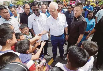  ?? PIC BY SHAHRIL BADRI SAALI ?? Barisan Nasional chairman and Prime Minister Datuk Seri Najib Razak being greeted by pupils during his visit to SJK(C) Rasa in Hulu Selangor yesterday.