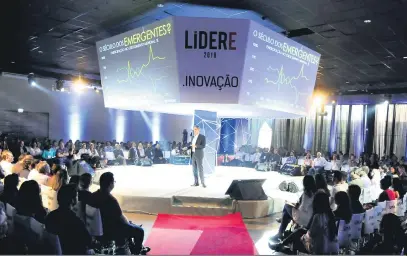  ?? Marcos Zanutto ?? Ricardo Amorim fez a palestra de abertura do Lidere 2018: segundo ele, Londrina tem muitas oportunida­des, mas precisa “mergulhar de cabeça” na revolução tecnológic­a.