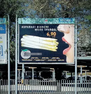  ??  ?? Divisiva La pubblicità degli asparagi che ha scatenato un vivace dibattito sui social