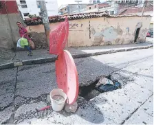  ?? FOTO: EL HERALDO ?? Bolsas, baldes, sacos y hasta una antena sirven de alerta para los conductore­s en la cuesta Lempira.