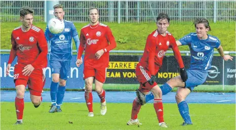  ?? FOTO: HKB ?? Der SC 04 Tuttlingen (blau) bot beim 2:0-Sieg gegen den FC Rottenburg eine gute Leistung. Hier sucht Laurent Sterling (ganz rechts) den Abschluss, hat aber kein Schussglüc­k.