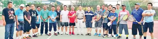  ??  ?? JOHNSON (sepuluh kiri) bersama pengerusi ISP Tawau Anthony Tsen dan pengerusi ISP Sandakan Allan Khoo merakamkan kenangan beramai-ramai sebelum pertembung­an terakhir perlawanan tenis, Sukan Tahunan ISP 2017 di Tawau pada Ahad.