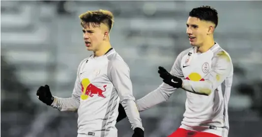  ?? BILD: SN/GEPA ?? Romano Schmid (l.) und Dominik Szoboszlai rücken gegen Austria Wien ins Bundesliga-Team von Red Bull Salzburg auf.