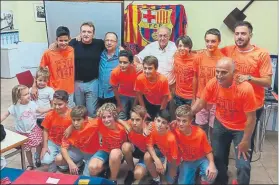  ??  ?? Camisetas conmemorat­ivas Varios jugadores las lucieron durante la cena-homenaje al Cadete A