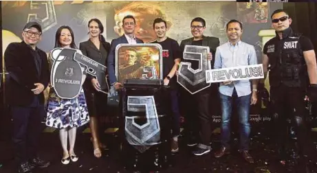  ??  ?? PELANCARAN Permainan Mudah Alih 3D First Person Shooter berdasarka­n filem J Revolusi oleh syarikat produksi Insinitus di Talent Lounge, Damanasara Perdana.