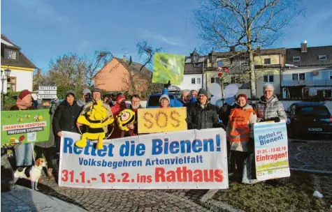  ?? Foto: Sabine Schaa-Schillbach ?? Mit großem Aufwand trommelten die Türkheimer Umweltschü­tzer Ende Januar für das Volksbegeh­ren „Rettet die Bienen“. Mit dabei auch Gudrun Kissinger-Schneider (2. von rechts) und Rudolf Mendle (Mitte), die für die Grünen im Türkheimer Gemeindera­t sitzen. Jetzt machen Landwirte aus der Region ihrem Ärger Luft. Sie sehen sich durch das Volksbegeh­ren zu Unrecht an den Pranger gestellt und fordern eine spürbare finanziell­e Entlastung durch die Gemeinden.