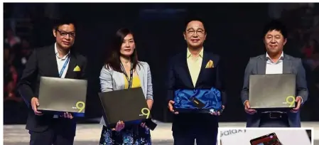  ??  ?? For a good cause: Kim (second from right) posing with the bidders who won the auction for the gold-plated Samsung Note 9 (from left) Tan, Lim and Wu. (Inset) The Note 9’s new wireless S Pen.