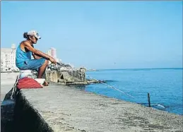  ?? FLAVIA COMPANY ?? El malecón. Un pescador en el malecón de La Habana. La pesca ayuda a sobrevivir ante la carestía de los productos frescos