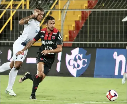  ?? AlONsO TENORiO ?? El futbolista Bryan Ruiz es uno de los jugadores que están negativos en Alajuelens­e. Él tuvo covid-19 en octubre y en ese momento lo hizo público para meterle un gol al morbo.