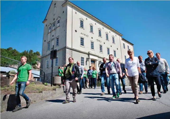  ?? FOTO: VEGARD DAMSGAARD ?? By- og miljøutval­get valgte med knapt flertall å si ja til riving av den høyreiste trafostasj­onen fra 1920, som både byantikvar og fylkeskons­ervator mener bør bevares som et tidstypisk industriby­gg. Politikern­e i første rekke er fra venstre Marte...