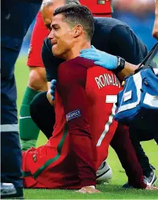  ??  ?? Lacrime Il pianto disperato di Cristiano Ronaldo, costretto a lasciare la finale dopo pochi minuti (Getty Images)