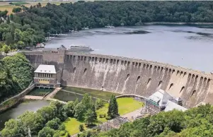  ??  ?? Beeindruck­end: die 47 Meter hohe Staumauer der Edertalspe­rre.