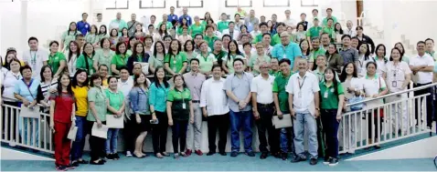  ??  ?? LOYAL GOV’T EMPLOYEES. Angeles City Mayor Edgardo Pamintuan and Vice- Mayor Bryan Matthew Nepomuceno join city hall’s loyalty awardees for a photo op during the ceremony held Monday at the Angeles City Legislativ­e Building. Also in the photo areCity...