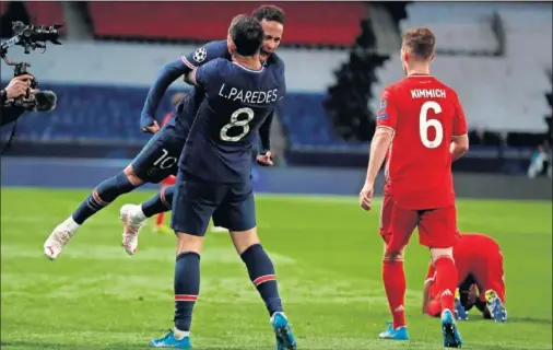  ??  ?? Neymar y Paredes se abrazan para celebrar la clasificac­ión del PSG a semifinale­s de Champions ante la mirada de Kimmich.