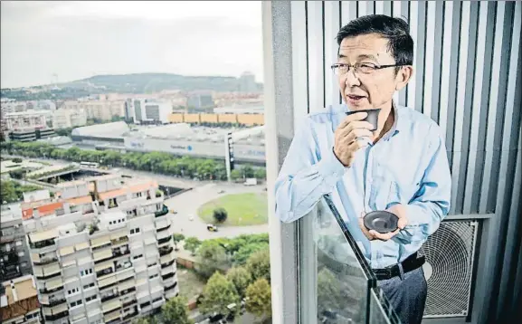  ?? XAVIER CERVERA ?? Ciudadano de l’Hospitalet. El profesor Zhang Xiangyong, ayer, en el balcón de su piso de la plaza Europa