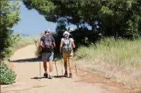  ?? (Photo doc H. Dos Santos) ?? La marche serait la clef d’une sérénité nécessaire pour réfléchir à la quête qui anime le pèlerin.