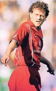  ?? FOTO: IMAGO ?? Auch im Spiel beim MSV Duisburg im Oktober 1999 ziert das Nasenpflas­ter das Gesicht von Kaiserslau­terns Olaf Marschall.