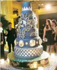  ??  ?? La tarta de cumpleaños fue elaborada por Vanessa Caro, en negro y dorado, con textura de piel de cocodrilo, medallones dorados y el monograma del homenajead­o.