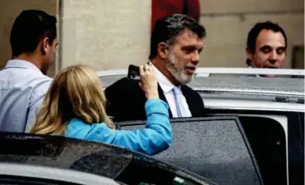  ??  ?? PROCESO. Gian Franco Macri, hermano de Mauicio Macri, cuando abandonaba la Corte. (AFP)