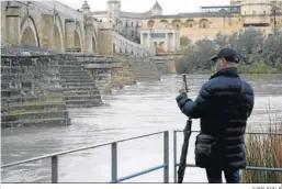  ?? JUAN AYALA ?? Una persona fotografía el cauce del Guadalquiv­ir.