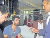  ?? DEEPAK SANSTA ?? ASP Arjit Sen talking to the Afgan students who were allegedly assaulted by tourists guides in Shimla.