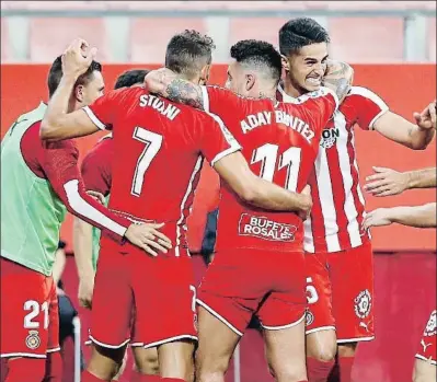  ?? ANDREU DALMAU / EFE ?? Los jugadores del Girona celebran el único pero muy valioso gol del partido contra el Almería