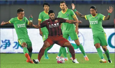  ?? HUANG ZONGZHI / XINHUA ?? Brazilian striker Hulk, Shanghai SIPG’s $61 million signing, controls the ball in the Chinese Super League match against Hangzhou Green Town on Sept 18 in Hangzhou, Zhejiang province.